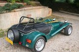 Caterham interieur rouge nez jaune voiture verte jantes Prisoner 15