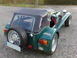 Caterham interieur rouge nez jaune voiture verte jantes Prisoner 15