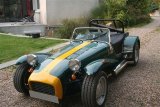 Caterham interieur rouge nez jaune voiture verte jantes Prisoner 15