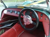 Caterham interieur rouge nez jaune voiture verte jantes Prisoner 15