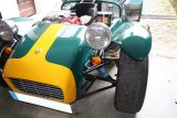 Caterham interieur rouge nez jaune voiture verte jantes Prisoner 15