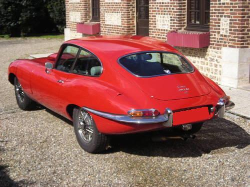 Jaguar type E FHC coupé 2 places série 1 de 1968 4.2L boite Jaguar, Carmen Red, intérieur gris 6 cylindres 3 webers