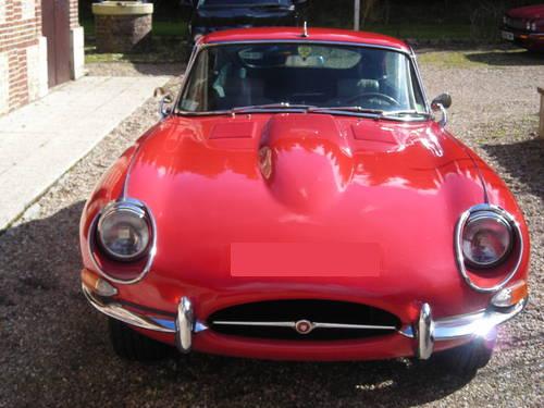 Jaguar type E FHC coupé 2 places série 1 de 1968 4.2L boite Jaguar, Carmen Red, intérieur gris 6 cylindres 3 webers