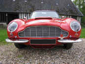 aston martinDB6 Face gros plan.jpg (161538 octets)